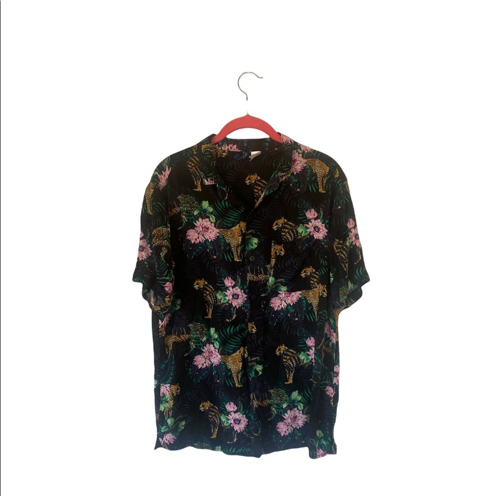 Funky button up tiger floral and leaf patterned. Size med.